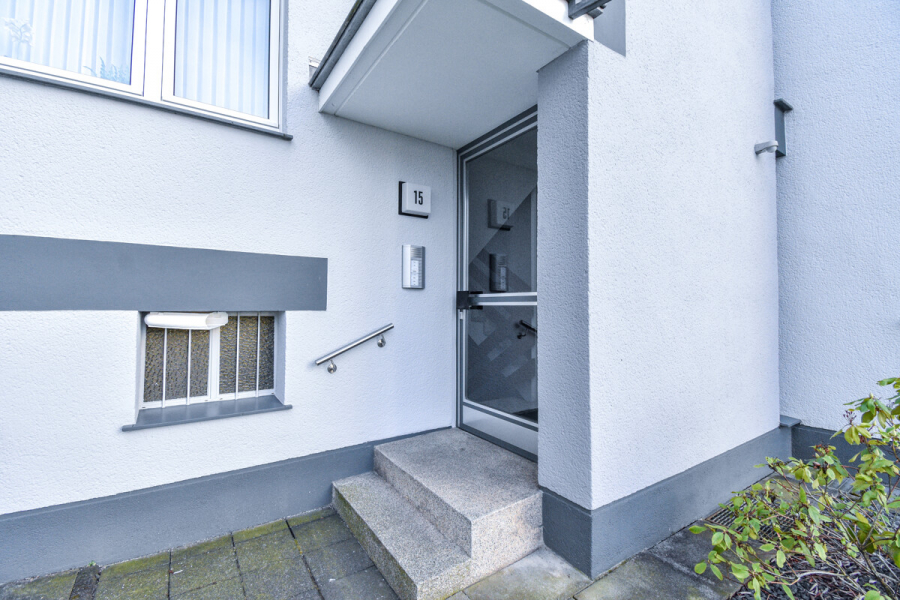 Haustür - Kapitalanlage oder Eigennutz: 2-Zimmer-Wohnung mit Loggia in Solingen-Aufderhöhe.