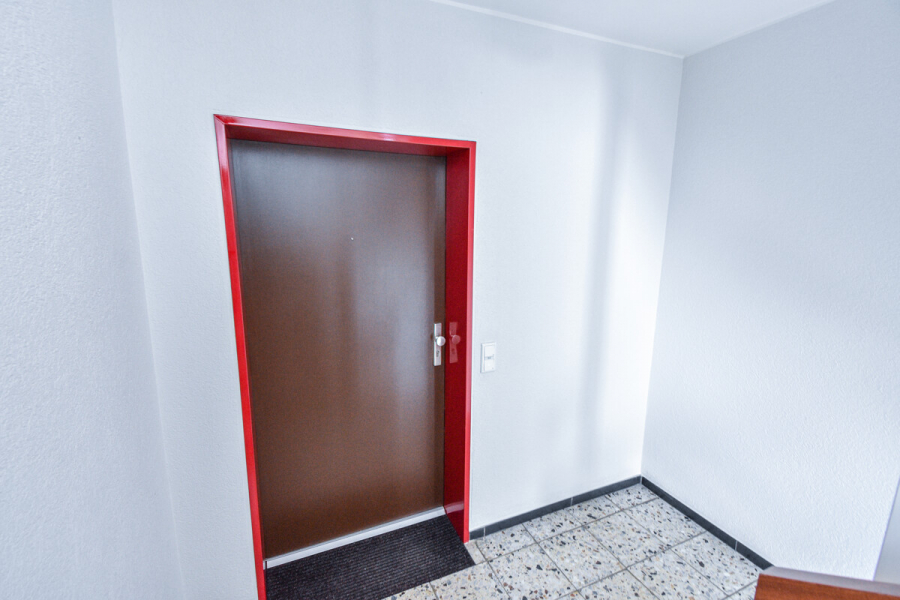 Wohnungseingang - Kapitalanlage oder Eigennutz: 2-Zimmer-Wohnung mit Loggia in Solingen-Aufderhöhe.