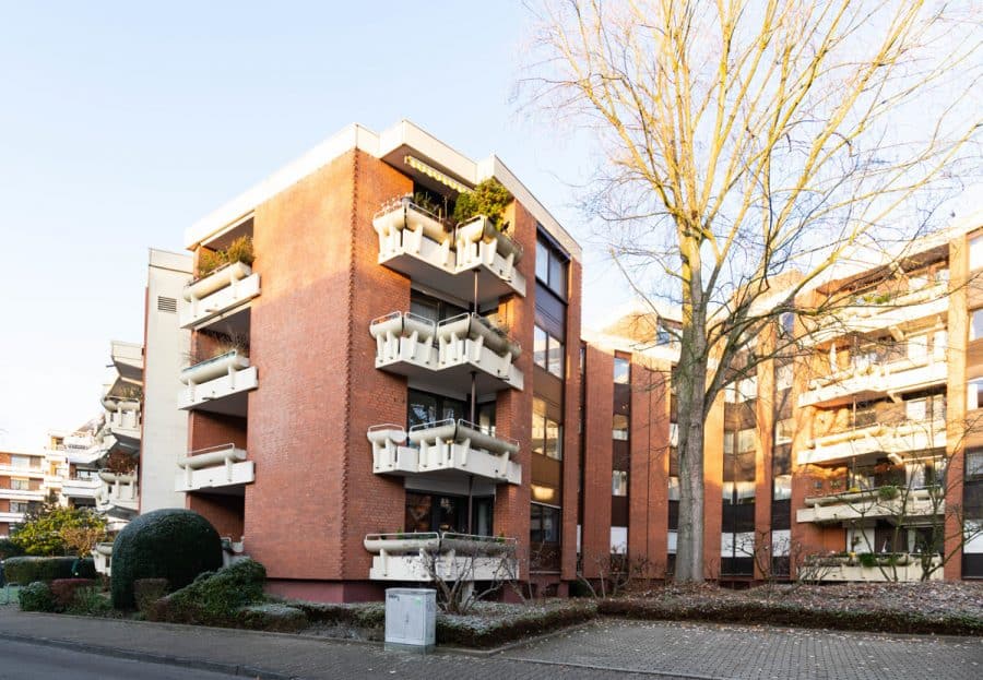 Düsseldorf. Hochparterre. Moderne Wohnung mit drei Räumen, Balkon und Tiefgaragenstellplatz. - Seitliche Hausansicht