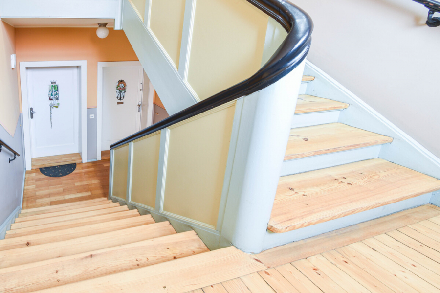 Treppenhaus - Gohlis. Vier-Zimmer-Wohnung. Erstbezug nach Modernisierung.