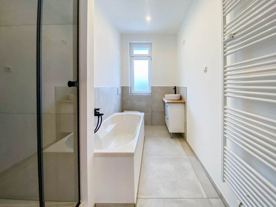 Badezimmer - Gohlis. Vier-Zimmer-Wohnung. Erstbezug nach Modernisierung.