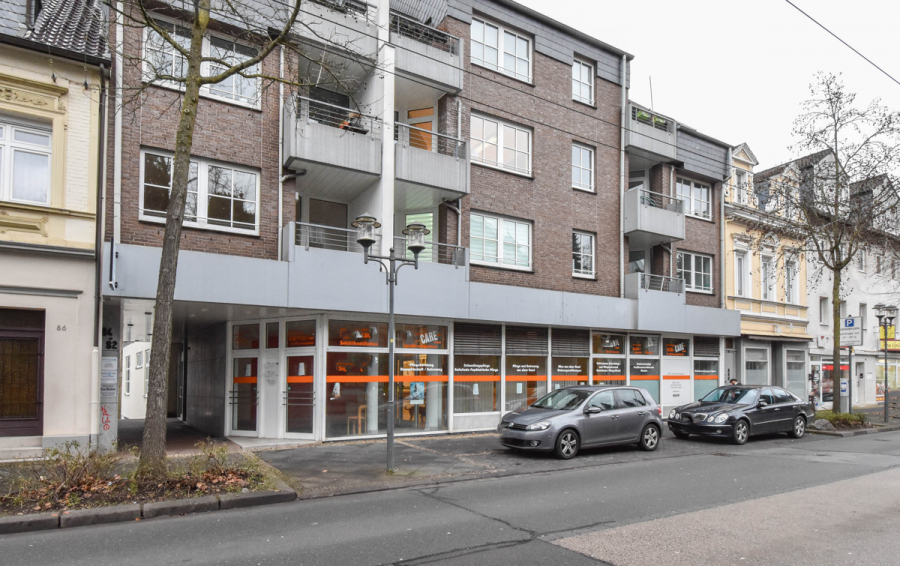 Aussenansicht 2 - Großes Ladenlokal zentral auf einer beliebten Einkaufsstraße in Solingen-Wald. Teilbar!