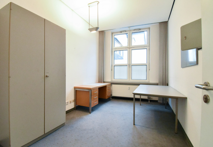 Bsp. Büro - Großes Ladenlokal zentral auf einer beliebten Einkaufsstraße in Solingen-Wald. Teilbar!