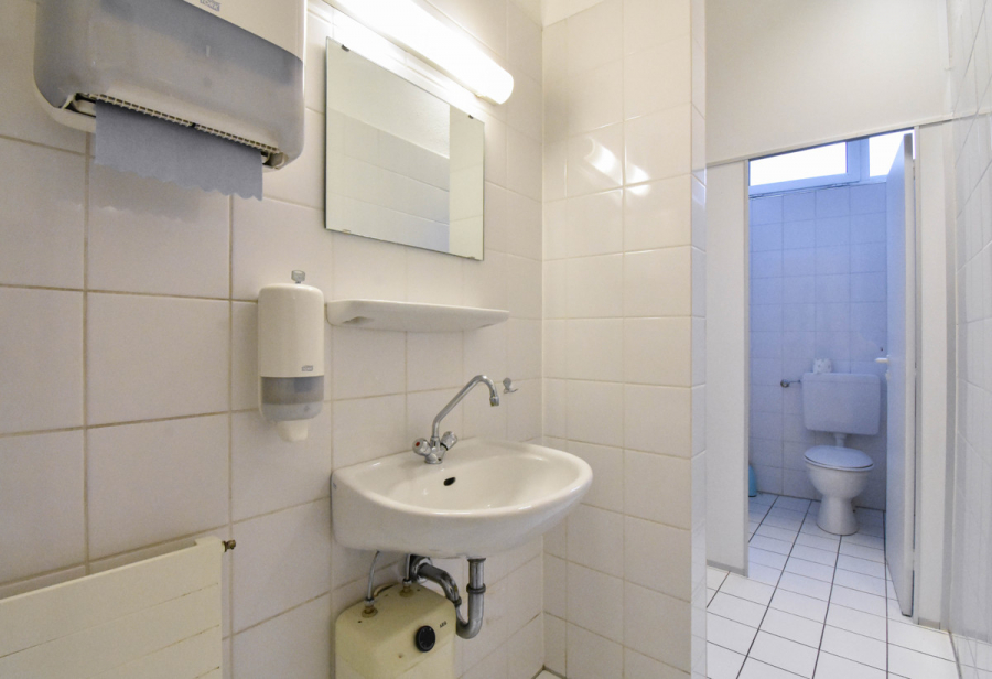 WC Bsp. - Großes Ladenlokal zentral auf einer beliebten Einkaufsstraße in Solingen-Wald. Teilbar!