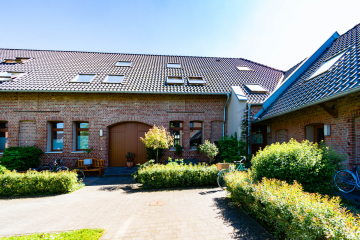 Exklusives Wohnen in historischem, denkmalgeschütztem Vierkanthof. Stilvolle Maisonettewohnung., 41472 Neuss / Holzheim, Reihenhaus