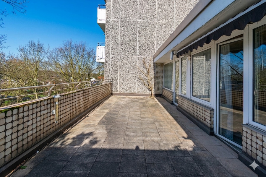 Terrasse - Dachterrassenwohnung mit Potenzial. Sanierungsbedürftig. 3–4 Zimmer auf ca. 91 m² mit TG-Stellplatz.