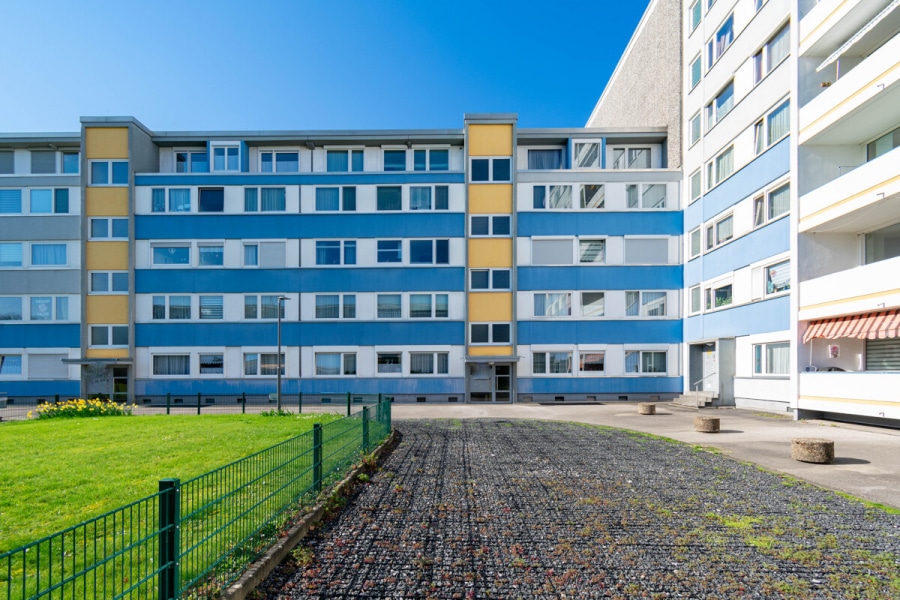 Hausansicht - Dachterrassenwohnung mit Potenzial. Sanierungsbedürftig. 3–4 Zimmer auf ca. 91 m² mit TG-Stellplatz.