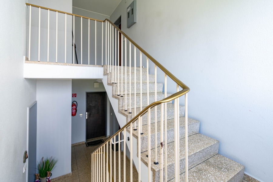 Aufgang Wohnung in 4. OG - Dachterrassenwohnung mit Potenzial. Sanierungsbedürftig. 3–4 Zimmer auf ca. 91 m² mit TG-Stellplatz.