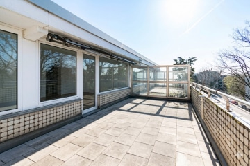 Dachterrassenwohnung mit Potenzial. Sanierungsbedürftig. 3–4 Zimmer auf ca. 91 m² mit TG-Stellplatz., 40789 Monheim am Rhein, Etagenwohnung