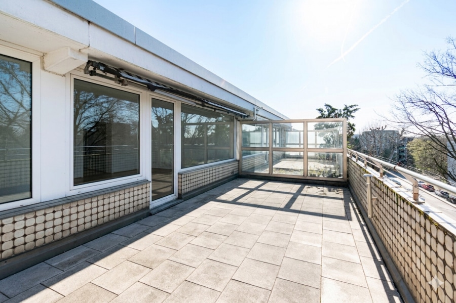 Titelbild - Dachterrassenwohnung mit Potenzial. Sanierungsbedürftig. 3–4 Zimmer auf ca. 91 m² mit TG-Stellplatz.