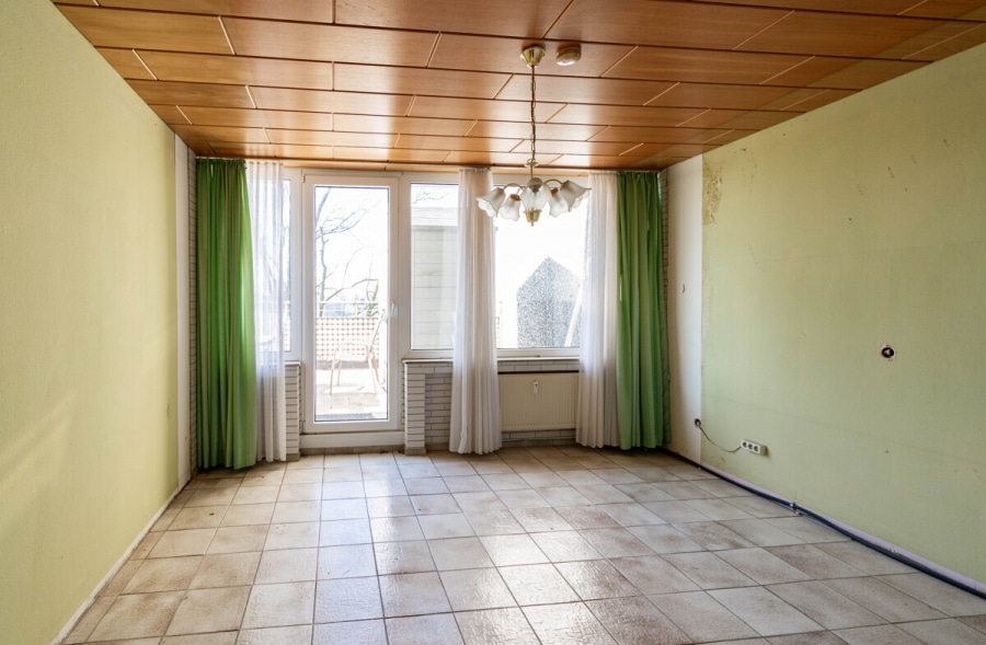 Eltern - Dachterrassenwohnung mit Potenzial. Sanierungsbedürftig. 3–4 Zimmer auf ca. 91 m² mit TG-Stellplatz.