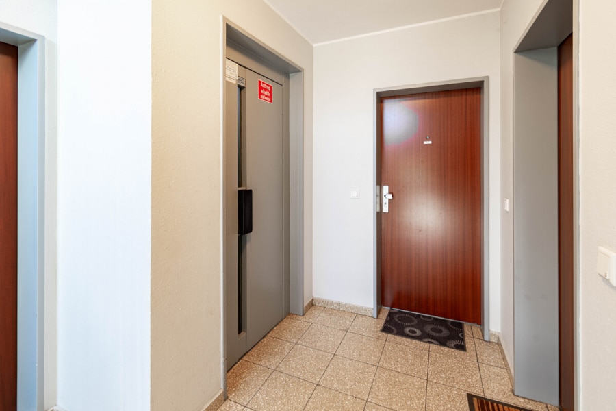 Aufzug - Dachterrassenwohnung mit Potenzial. Sanierungsbedürftig. 3–4 Zimmer auf ca. 91 m² mit TG-Stellplatz.