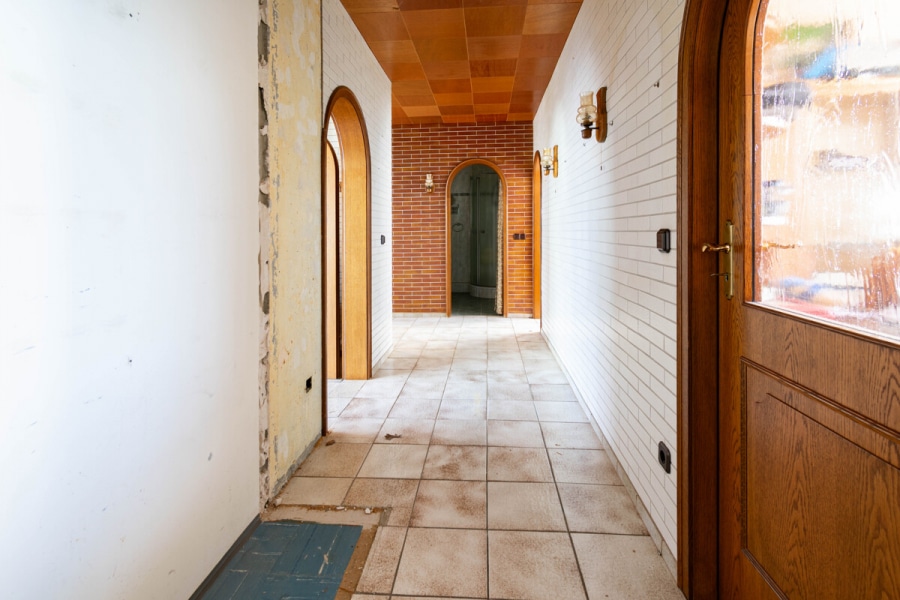 Eingang Diele - Dachterrassenwohnung mit Potenzial. Sanierungsbedürftig. 3–4 Zimmer auf ca. 91 m² mit TG-Stellplatz.