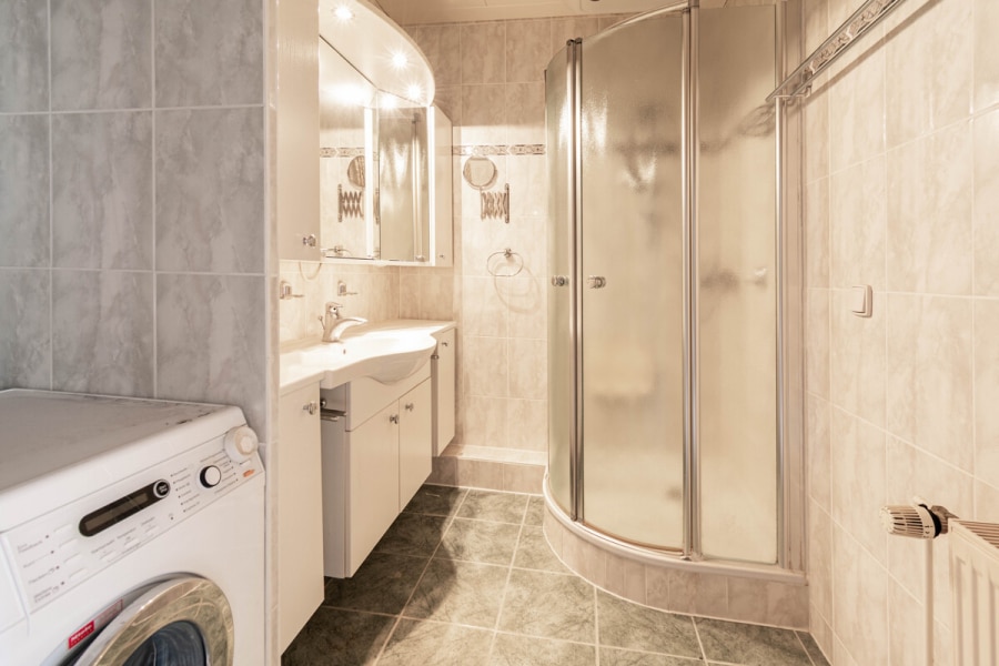 Bad - Dachterrassenwohnung mit Potenzial. Sanierungsbedürftig. 3–4 Zimmer auf ca. 91 m² mit TG-Stellplatz.