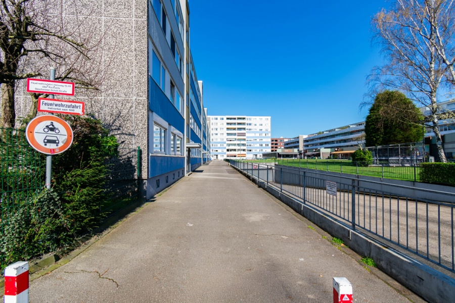 Zuwegung Immobilie - Dachterrassenwohnung mit Potenzial. Sanierungsbedürftig. 3–4 Zimmer auf ca. 91 m² mit TG-Stellplatz.