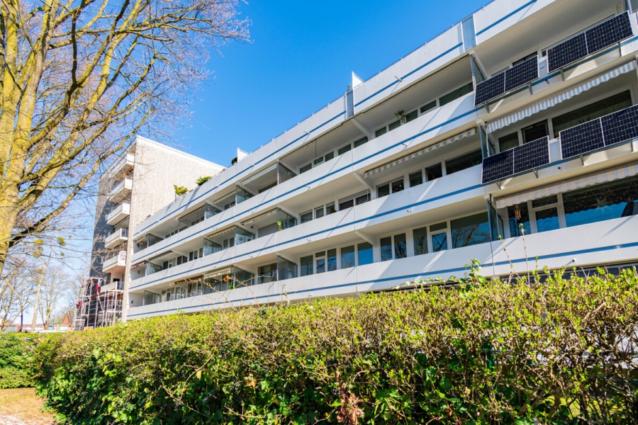 Rückwärtige Ansicht - Dachterrassenwohnung mit Potenzial. Sanierungsbedürftig. 3–4 Zimmer auf ca. 91 m² mit TG-Stellplatz.