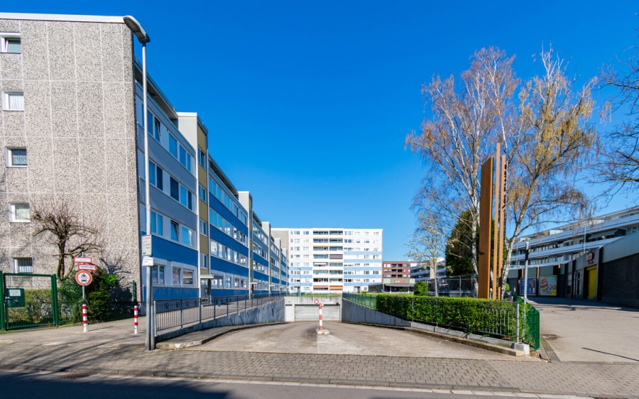 Zuwegung Tiefgarage - Dachterrassenwohnung mit Potenzial. Sanierungsbedürftig. 3–4 Zimmer auf ca. 91 m² mit TG-Stellplatz.
