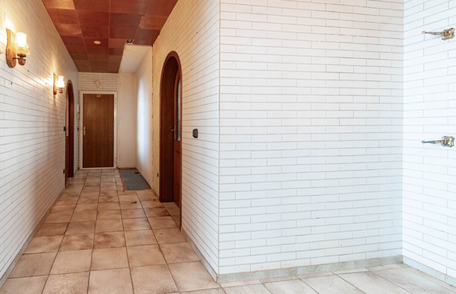 Diele - Dachterrassenwohnung mit Potenzial. Sanierungsbedürftig. 3–4 Zimmer auf ca. 91 m² mit TG-Stellplatz.