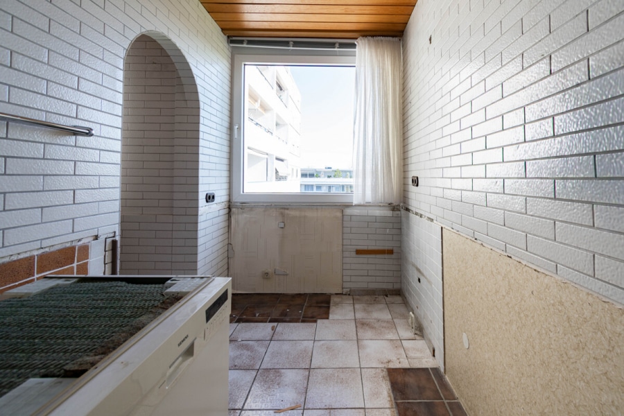 Küche - Dachterrassenwohnung mit Potenzial. Sanierungsbedürftig. 3–4 Zimmer auf ca. 91 m² mit TG-Stellplatz.
