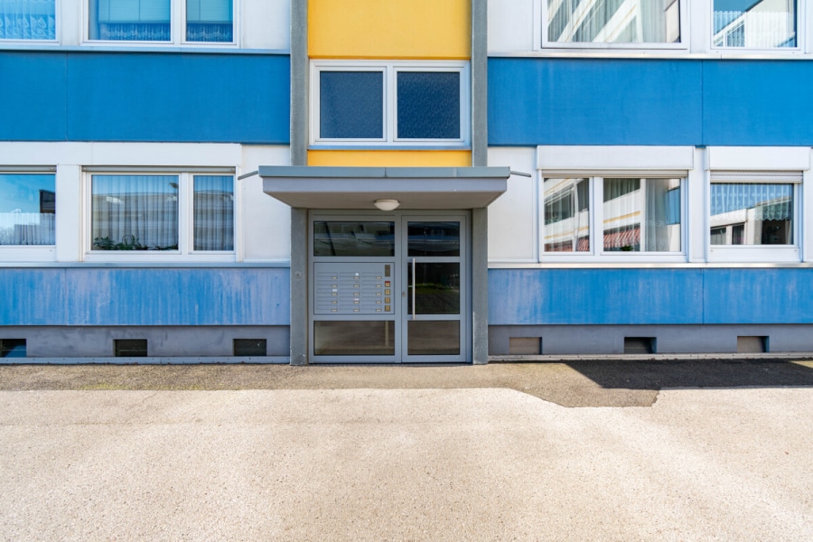 Hauseingang - Dachterrassenwohnung mit Potenzial. Sanierungsbedürftig. 3–4 Zimmer auf ca. 91 m² mit TG-Stellplatz.