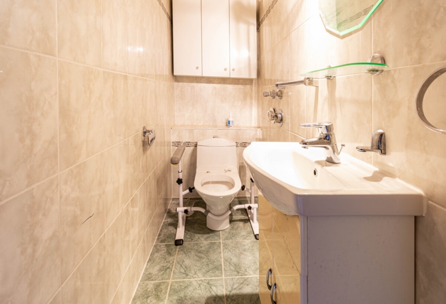 WC - Dachterrassenwohnung mit Potenzial. Sanierungsbedürftig. 3–4 Zimmer auf ca. 91 m² mit TG-Stellplatz.