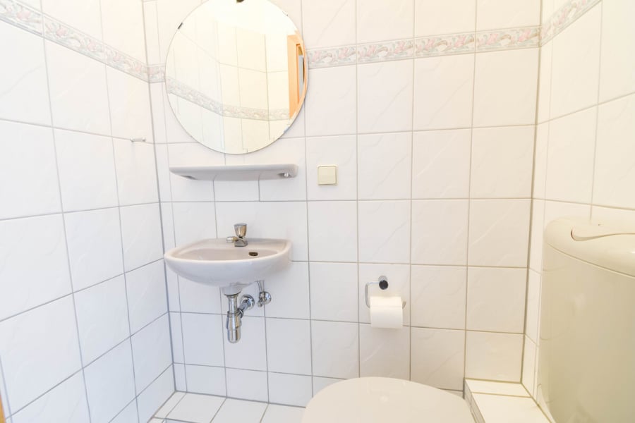 Charmante Dachgeschosswohnung mit 63m² und Tiefgaragenstellplatz. - Photo 5