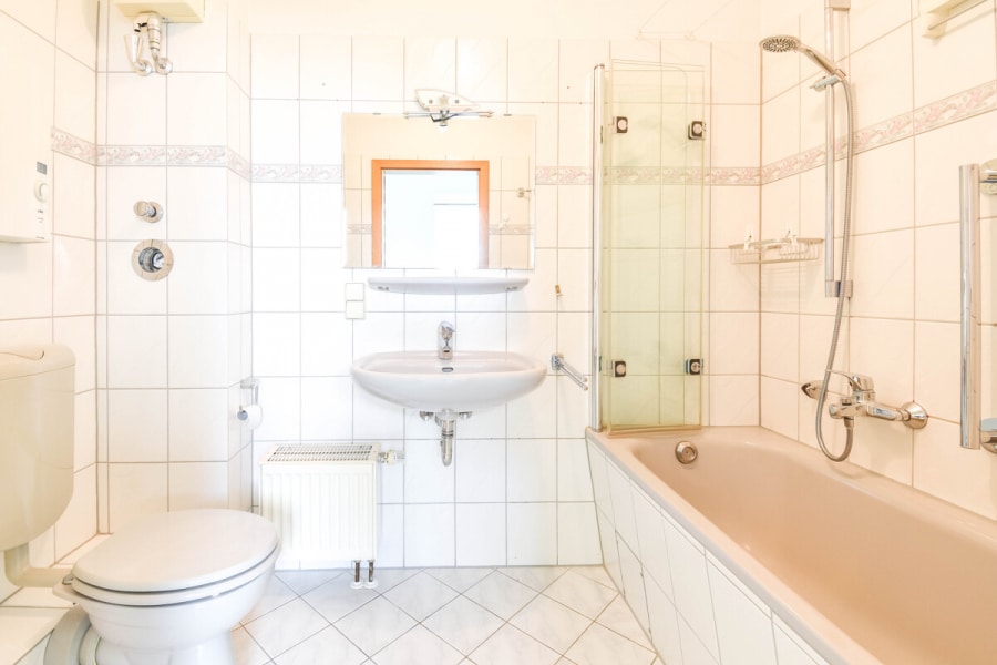 Charmante Dachgeschosswohnung mit 63m² und Tiefgaragenstellplatz. - Photo 4