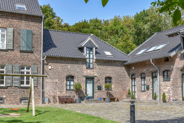 Exklusives Wohnen in historischer, denkmalgeschützter Hofanlage auf zwei Etagen., 50997 Köln, Reihenhaus