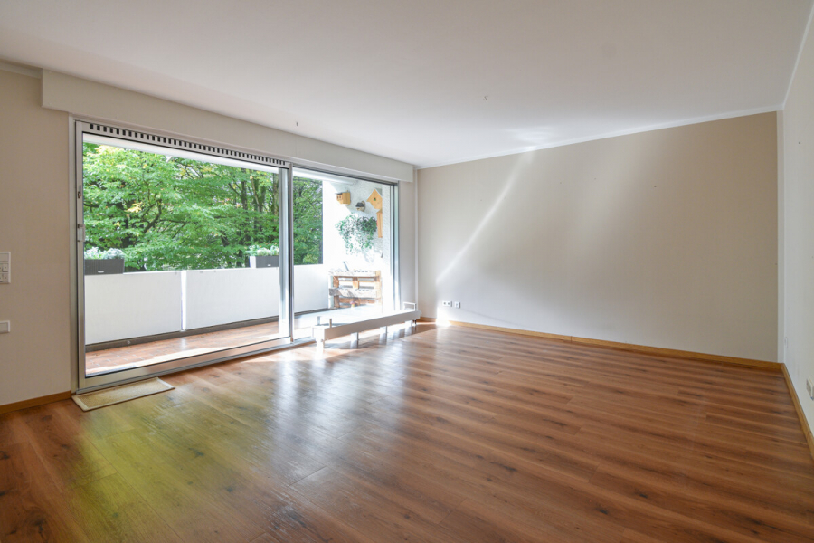 Wohnen - Modernisiertes Wohnen mit Komfort – Drei Zimmer Loggia & Einbauküche.