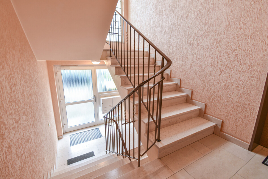 Treppenhaus - Modernisiertes Wohnen mit Komfort – Drei Zimmer Loggia & Einbauküche.
