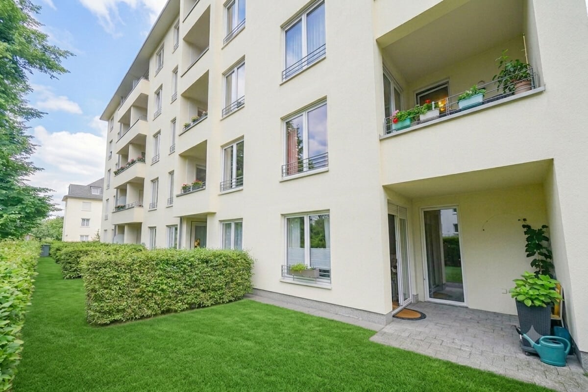 Blick auf Terrasse (ohne Gerüst, KI)