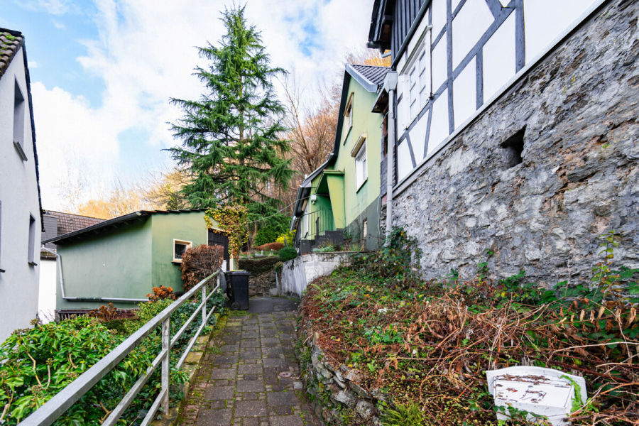 Aufgang Immobilie - Ein Zuhause mit Charakter und Perspektive – charmantes Einfamilienhaus mit großem Grundstück und Potenzial zur Entfaltung