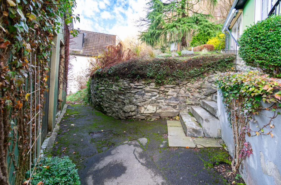 Aufgang Hauseingang - Ein Zuhause mit Charakter und Perspektive – charmantes Einfamilienhaus mit großem Grundstück und Potenzial zur Entfaltung