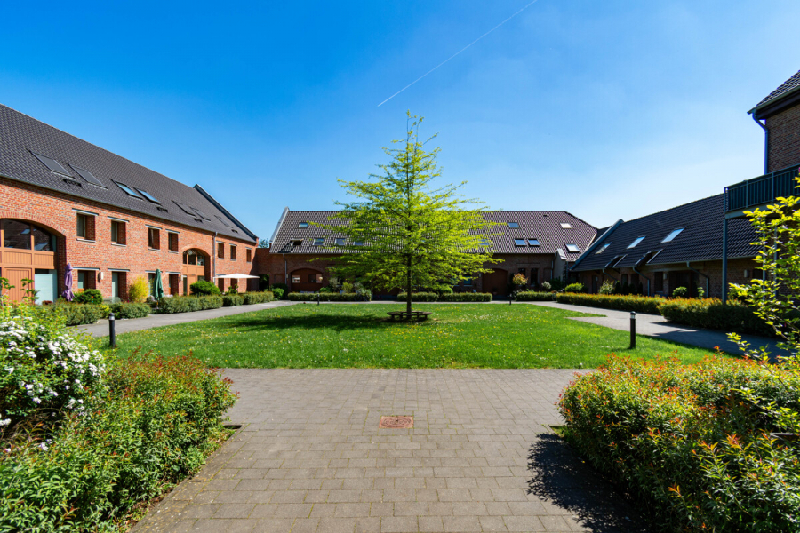 Blick Eingang Hofanlage - Exklusives Wohnen in historischem, denkmalgeschütztem Vierkanthof. Stilvolle Maisonettewohnung.