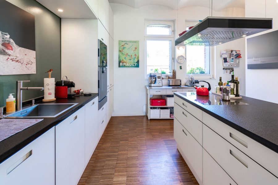 EG Küche - Exklusives Wohnen in historischem, denkmalgeschütztem Vierkanthof. Stilvolle Maisonettewohnung.