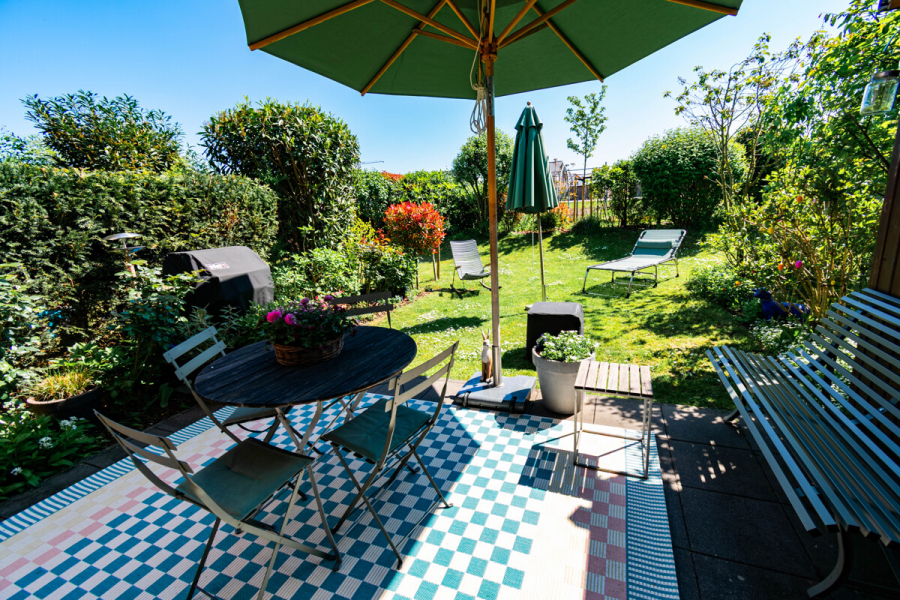 Ausblick Garten - Exklusives Wohnen in historischem, denkmalgeschütztem Vierkanthof. Stilvolle Maisonettewohnung.
