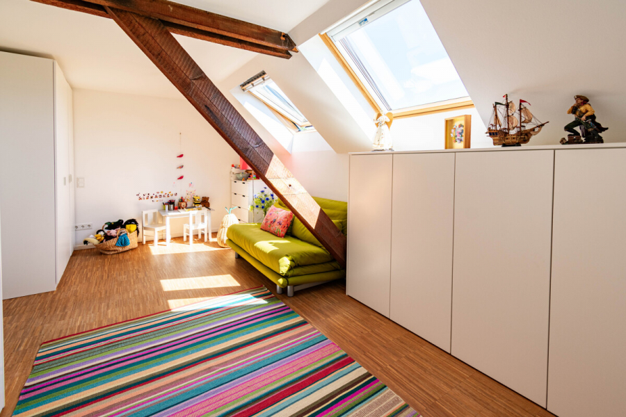 OG Zimmer - Exklusives Wohnen in historischem, denkmalgeschütztem Vierkanthof. Stilvolle Maisonettewohnung.