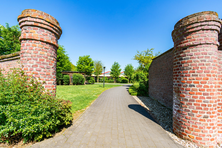 Zuwegung Fahrrad_Parken - Exklusives Wohnen in historischem, denkmalgeschütztem Vierkanthof. Stilvolle Maisonettewohnung.