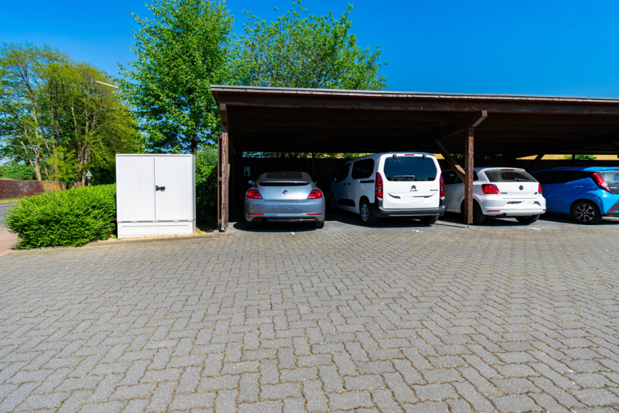 Carport - Exklusives Wohnen in historischem, denkmalgeschütztem Vierkanthof. Stilvolle Maisonettewohnung.