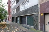 Rendite. Vollvermietetes Mehrfamilienhaus mit Garagen in sehr guter Lage von Düsseldorf-Bilk. - Hauseingang mit Einfahrt in die Garage