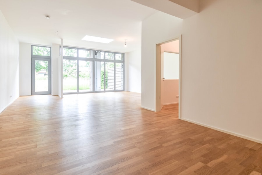 Stilvoll Wohnen im kernsanierten Gutshof nahe Neuss – Maisonettewohnung mit Terrasse und Garten. - Foto 2