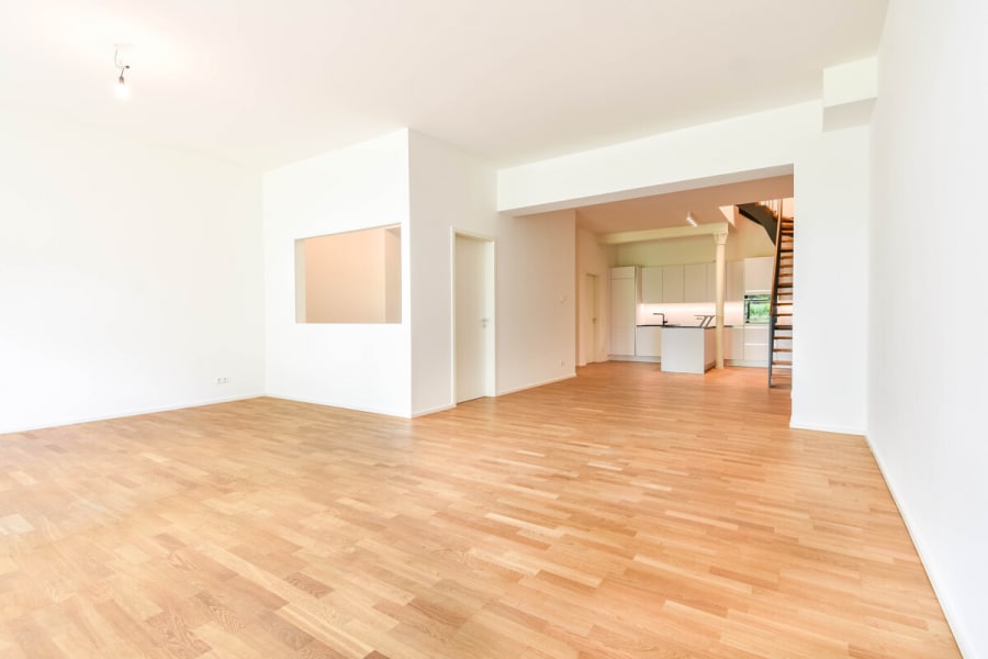 Stilvoll Wohnen im kernsanierten Gutshof nahe Neuss – Maisonettewohnung mit Terrasse und Garten. - Foto 4