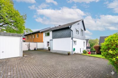 Großzügiges EFH mit 6 Zimmern, 3 Bädern, Balkonen und Garagen in familienfreundlicher Lage, 42655 Solingen, Doppelhaushälfte