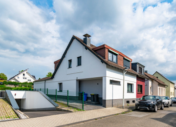 Modernisiertes Zuhause mit Weitblick – Stilvoll saniertes Einfamilienhaus mit großem Garten., 42719 Solingen, Doppelhaushälfte