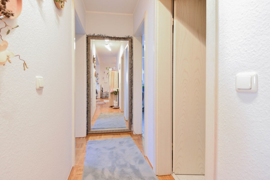 Flur - Drei-Zimmer-Wohnung mit Terrasse in zentraler Lage von Solingen-Ohligs – attraktiv vermietet