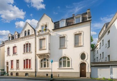 Dreifamilienhaus mit Altbaucharme. Hinterhof und Balkonen. 306m² in Solingen Mitte., 42651 Solingen, Mehrfamilienhaus