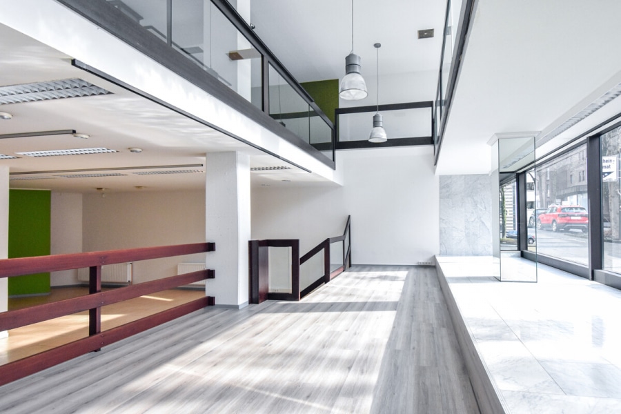 Split-Level - Repräsentatives Büro mit großer Fensterfront, Split-Level und vielfältigen Nutzungsmöglichkeiten.
