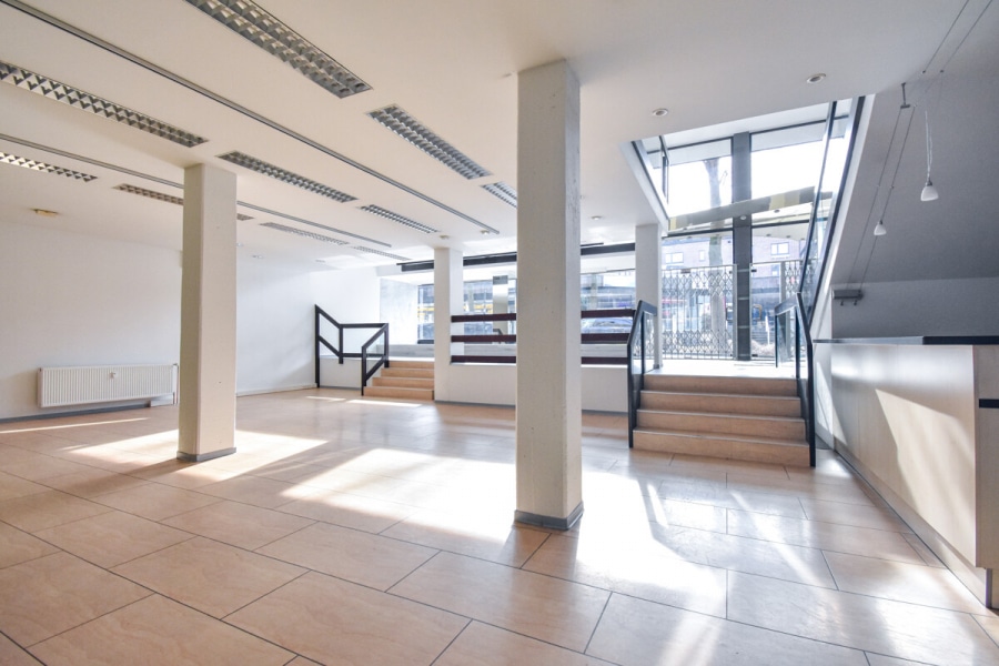 Split-Level - untere Ebene - Repräsentatives Büro mit großer Fensterfront, Split-Level und vielfältigen Nutzungsmöglichkeiten.