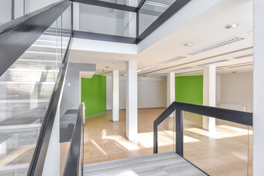 Split-Level - untere Ebene - Repräsentatives Büro mit großer Fensterfront, Split-Level und vielfältigen Nutzungsmöglichkeiten.