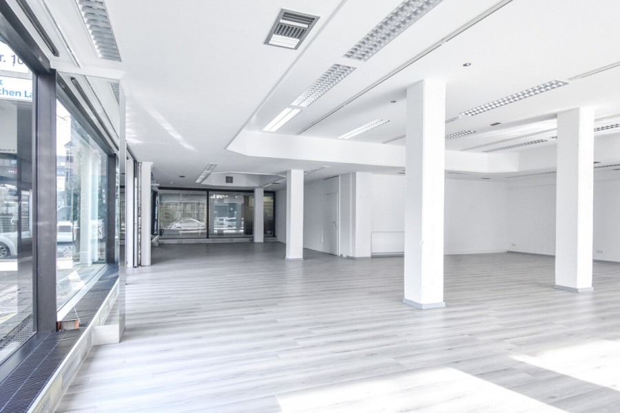 Hauptfläche EG - Repräsentatives Büro mit großer Fensterfront, Split-Level und vielfältigen Nutzungsmöglichkeiten.